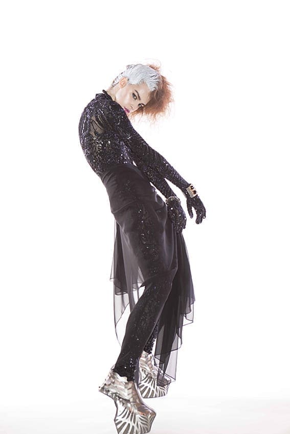 Sasu Tei photography: Body wear and skirt SOMARTA, shoes SOMARTA×NORITAKA TATEHANA, necklace Atelier Swarovski by Mary Katrantzou, bangle Atelier Swarovski by Holly Fulton.