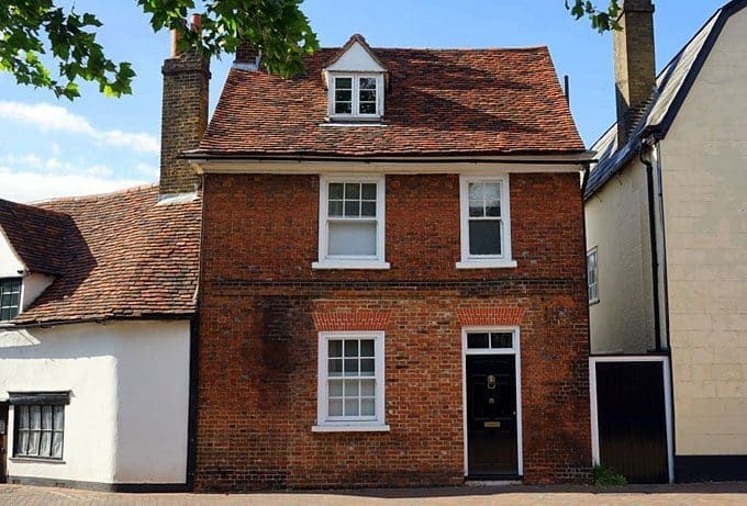 Factors to consider when deciding whether to buy or rent a house