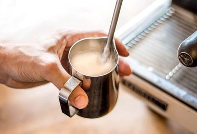 5 effective techniques of frothing milk at home