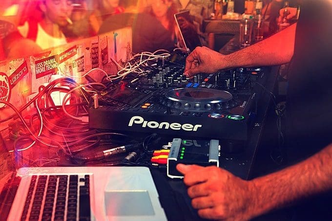 easrly house dj