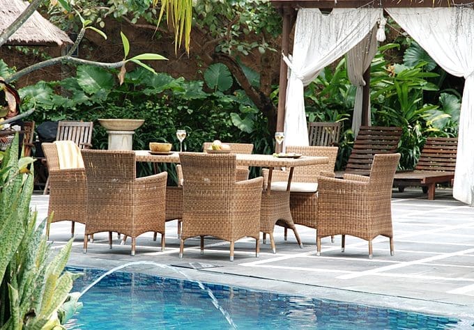 4 Things To Know When Looking For Outdoor Teak Furniture