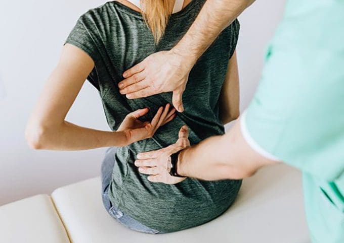 The Basics About Scoliosis & How to Find the Right Chiropractor for You