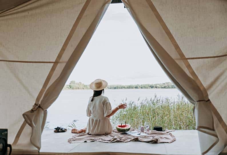 What Are the Essentials for a Successful Glamping Trip?